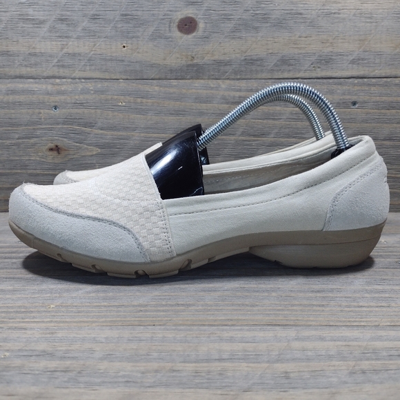 Skechers Career Interview Flat Suede Shoes Womens Size 10 Cream - Picture 4 of 10